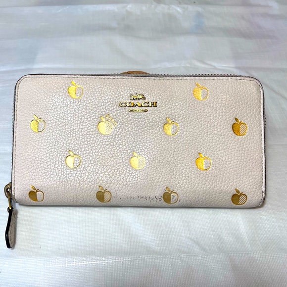 🌟Coach Zip Around Wallet pebbled cream leather
With Gold Apple Print EUC - Picture 2 of 7